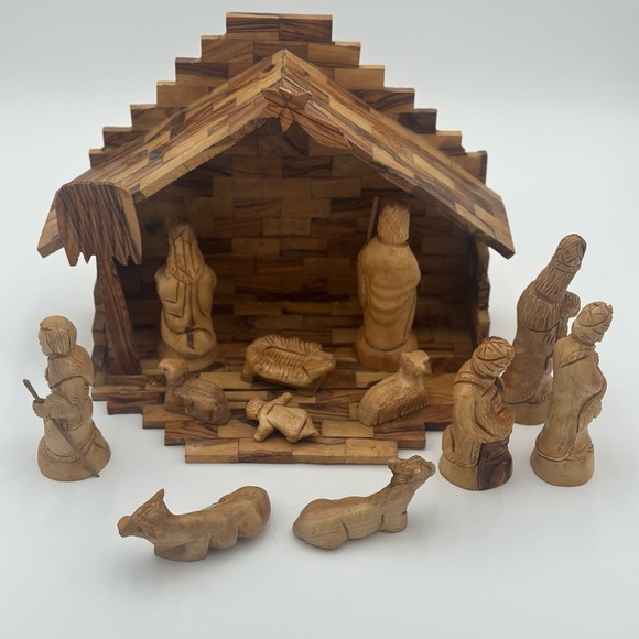 Large Handmade / Handcarved Olive Wood Primitive Nativity Scene - Picture 5 of 14